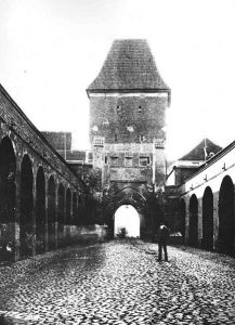 433px-Torun_Brama_Chelminska_od_polnocy