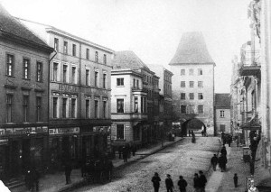 800px-Torun_Brama_Chelminska_od_poludnia