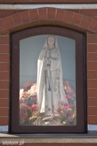 Grębocin | Kapliczka Matki Bożej Fatimskiej | figura Matki Bożej Fatimskiej wewnątrz kapliczki | od południowego-wschodu | 2013-04-21