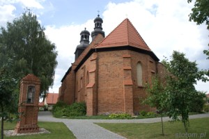 Gniewkowo | Kapliczka św. Jana Nepomucena i kościół pw. św. Mikołaja i św. Konstancji| od wschodu | 2013-08-12