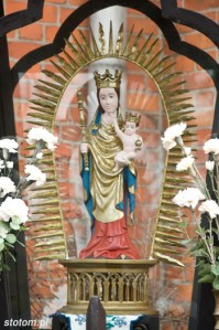 Jastarnia | figura Matki Boskiej Swarzewskiej w kapliczce | od północnego-wschodu | stan na 2013-12-12