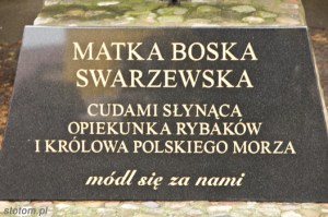 Jastarnia | podstawa kapliczki Matki Boskiej Swarzewskiej | od północnego-wschodu | stan na 2013-12-12