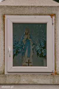 Ostaszewo | figura Matki Boskiej w kapliczce | od wschodu | stan na 2015-01-29
