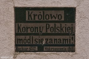 Ostaszewo | tablica na kapliczce Matki Boskiej | od wschodu | stan na 2015-01-29