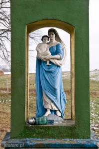 Sierakowo | figura w kapliczce Matki Boskiej | od zachodu | stan na 2015-01-29