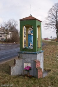 Sierakowo | kapliczka Matki Boskiej | od południowego-zachodu | stan na 2015-01-29