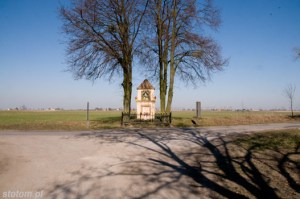 Kowrózek | kapliczka Matki Boskiej | od południowego-wschodu | stan na 2015-03-17