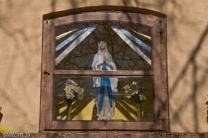 Kowrózek | figura Matki Boskiej w kapliczce | od południowego-wschodu | stan na 2015-03-17