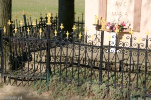 Kowrózek | fragment ogrodzenia przy kapliczce Matki Boskiej | od wschodu | stan na 2015-03-17