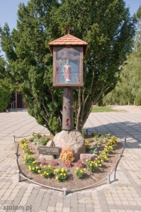 Grążawy | kapliczka z figurą Chrystusa Gorejące Serce | od południa | stan na 2013-08-16