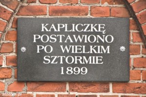 Kuźnica | tablica na kapliczce św. Antoniego | od północnego-zachodu | stan na 2013-12-12