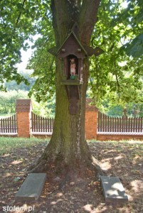 Otłoczyn | kapliczka Chrystusa Frasobliwego | od zachodu | stan na 2013-08-12