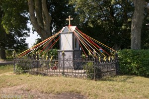 Burkat | kapliczka Matki Boskiej | od północnego-wschodu | stan na 2013-08-16