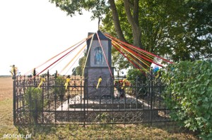 Burkat | kapliczka Matki Boskiej | od północy | stan na 2013-08-16