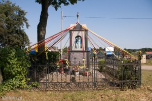 Burkat | kapliczka Matki Boskiej | od południa | stan na 2013-08-16
