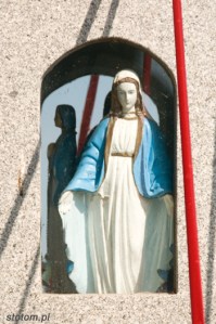 Burkat | figura 1 Matki Boskiej w kapliczce| od południa | stan na 2013-08-16