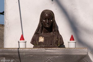 Lipienek | popiersie Matki Boskiej na cokole kapliczki św. Jana Nepomucena | od wschodu | stan na 2013-03-18