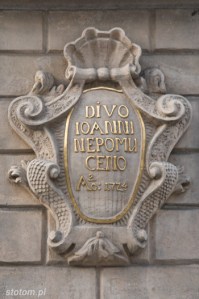 Poznań | fragment cokołu pod figurą św. Jana Nepomucena| od południa | stan na 2013-08-24