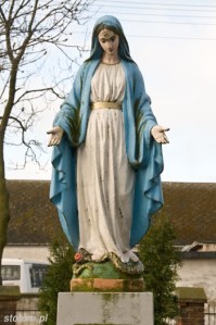 Koneck | figura Matki Boskiej | od północnego-wschodu | stan na 2015-04-03