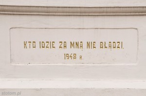 Papowo Toruńskie | cokół pod figurą Chrystusa Upadającego | od północnego-wschodu | stan na 2013-03-27