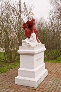 Papowo Toruńskie | figura Chrystusa Upadającego | od południowego-wschodu | stan na 2013-03-27