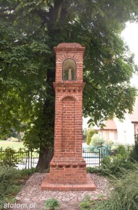Gniewkowo | kapliczka z figurą Jezusa Chrystusa | od wschodu | stan na 2013-08-12