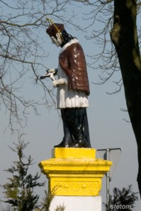 Nawra | figura św. Jana Nepomucena| od południa | stan na 2015-03-17