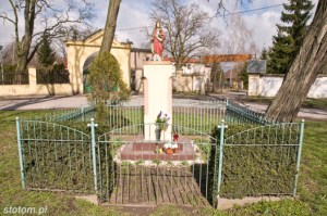 Tuczno | figura Matki Boskiej | od południowego-wschodu | stan na 2013-04-03