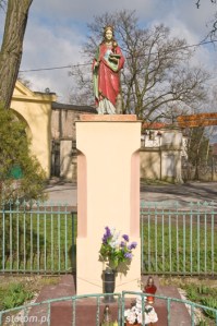 Tuczno | figura Matki Boskiej | od południowego-wschodu | stan na 2013-04-03