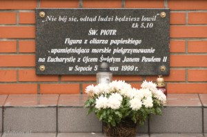 Jastarnia | tablica na kapliczce św. Piotra | od wschodu | stan na 2013-12-12