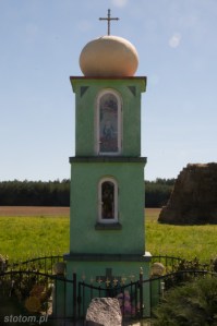 Gierłoż | kapliczka z figurą Jezusa Chrystusa i Matki Boskiej | od północnego-zachodu | stan na 2013-09-08