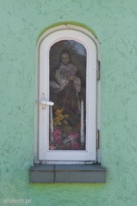 Gierłoż | figura Jezusa Chrystusa w kapliczce | od północnego-zachodu | stan na 2013-09-08