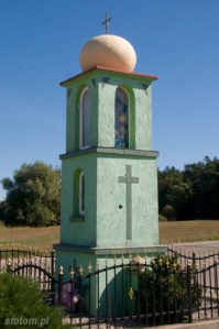 Gierłoż | kapliczka z figurą Jezusa Chrystusa i Matki Boskiej | od zachodu | stan na 2013-09-08