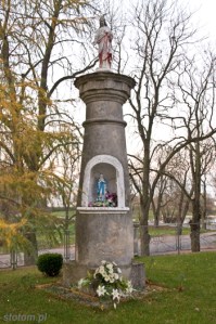 Karnkowo | kapliczka z figurą Jezusa Chrystusa i Matki Boskiej | od południowego-wschodu | stan na 2013-10-30