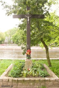 Kołobrzeg | krzyż | od północnego-wschodu | stan na 2014-05-27