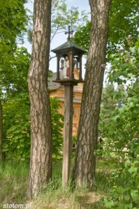 Sierpc | kapliczka słupkowa w figurą Chrystusa Frasobliwego | od południowego-wschodu | stan na 2015-05-31