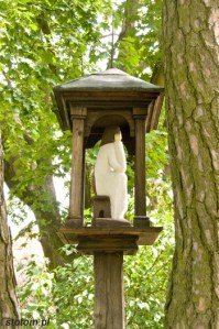 Sierpc | kapliczka słupkowa w figurą Chrystusa Frasobliwego | od zachodu | stan na 2015-05-31