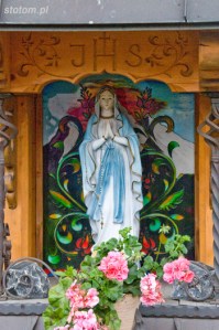 Bukowina Tatrzańska | figura Matki Boskiej w kapliczce | od wschodu | stan na 2015-07-13