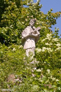 Pieskowa Skała (Sułoszowa) | kolumna z figurą św. Jana Nepomucena | od południowego-wschodu | stan na 2015-07-22