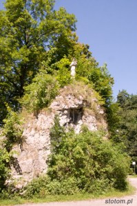 Pieskowa Skała (Sułoszowa) | kolumna z figurą św. Jana Nepomucena | od południowego-wschodu | stan na 2015-07-22