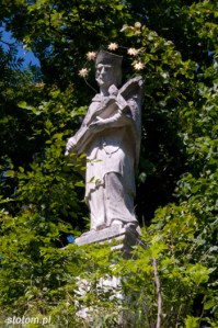 Pieskowa Skała (Sułoszowa) | kolumna z figurą św. Jana Nepomucena | od wschodu | stan na 2015-07-22