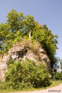 Pieskowa Skała (Sułoszowa) | kolumna z figurą św. Jana Nepomucena | od wschodu | stan na 2015-07-22