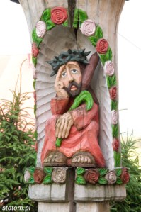 Bukowina Tatrzańska | figura Chrystusa Frasobliwego na kapliczce | od północnego-zachodu | stan na 2015-07-17