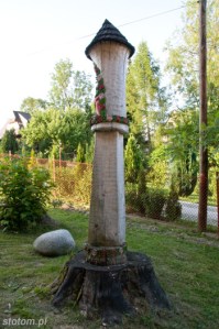 Bukowina Tatrzańska | kapliczka kolumnowa Chrystusa Frasobliwego | od południa | stan na 2015-07-17