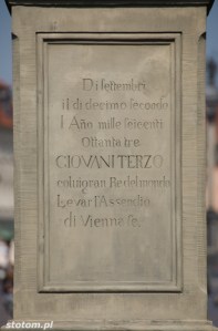 Warszawa | figura Matki Boskiej Passawskiej | fragment cokołu | od południa | stan na 2013-04-17