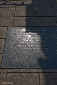 Warszawa | figura Matki Boskiej Passawskiej | fragment tablicy upamiętniającej odnowienie w 2001 | od północy | stan na 2013-04-17