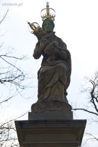 Warszawa | figura Matki Boskiej Passawskiej | figura | od północy | stan na 2013-04-17