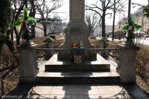 Warszawa | figura Matki Boskiej Passawskiej | fragment cokołu | od północy | stan na 2013-04-17