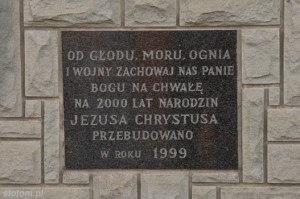 Bukowina Tatrzańska | tablica na kapliczce Chrystusa Frasobliwego | widok ogólny | od południowego-wschodu | stan na 2015-07-17