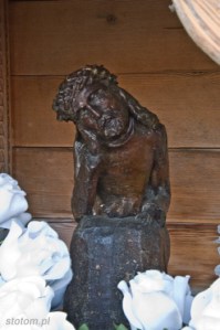 Bukowina Tatrzańska | figura Chrystusa Frasobliwego w kapliczce | od południowego-wschodu | stan na 2015-07-17